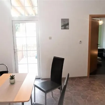 Apartment Fuer Bis Zu 7 Personen Mit Balkon